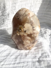 Load image into Gallery viewer, Flower Agate Flame